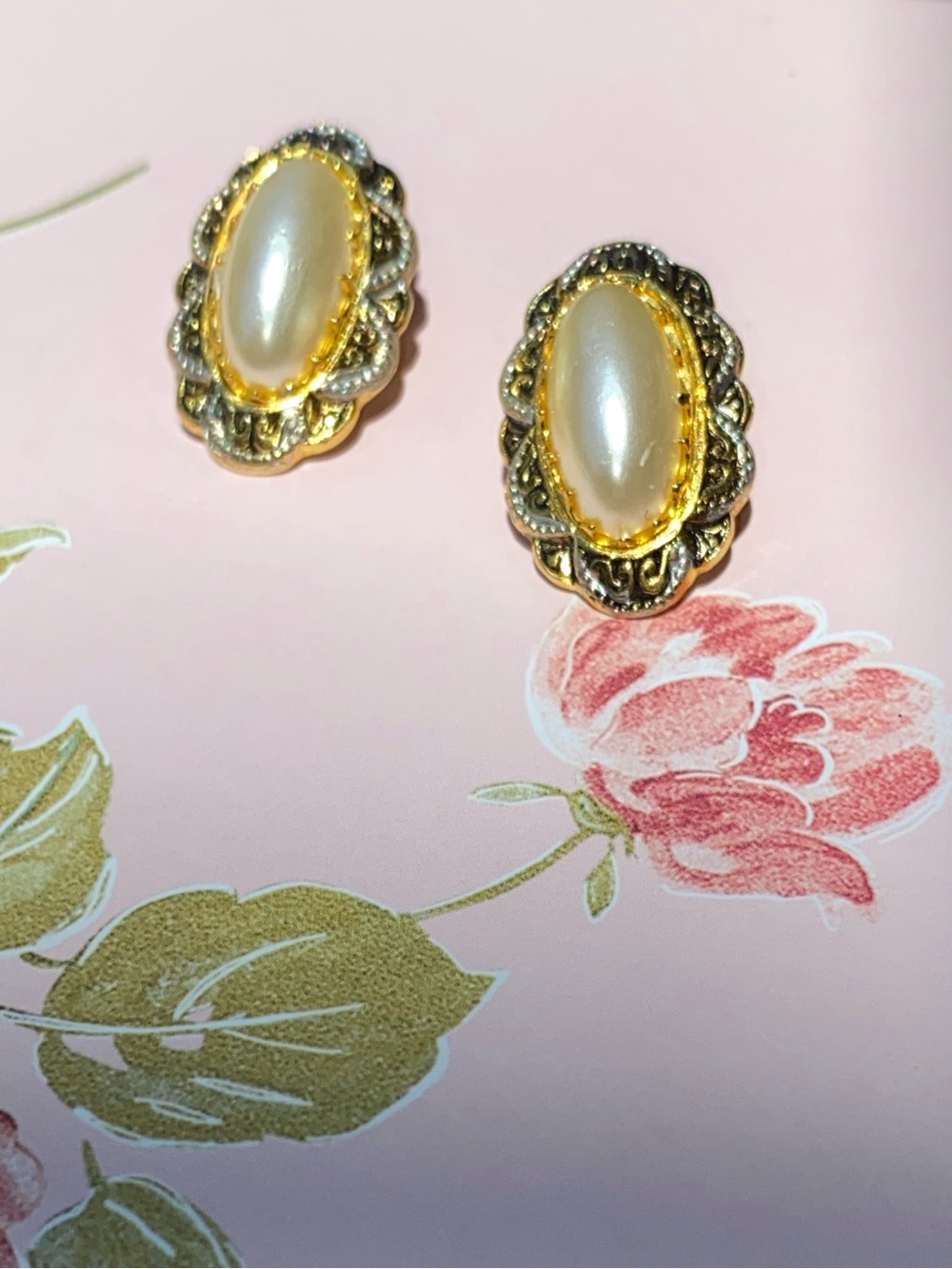 Vintage 1980s Gold Pearl Oval Clip-On Earrings